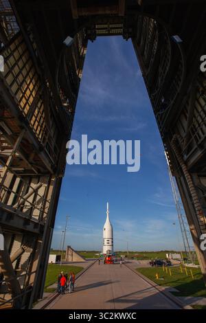 1er juillet 2019 - Cape Canaveral, FL, États-Unis d'Amérique - le système Orion Launch Abort de la NASA installé au sommet d'un propulseur d'appoint Northrop Grumman est déplacé de l'installation d'intégration verticale du complexe de lancement 46 de la station aérienne de Cape Canaveral le 1er juillet 2019 à Cape Canaveral, en Floride. Le test en vol devrait décoller le 2 juillet, marquant une étape importante dans le développement de la future génération de systèmes de lancement. (Crédit image : © Ben Smegelsky via ZUMA Wire) Banque D'Images