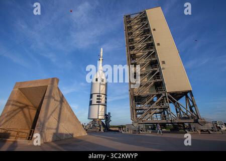 1er juillet 2019 - Cape Canaveral, FL, États-Unis d'Amérique - le système Orion Launch Abort System de la NASA installé au sommet d'un propulseur d'appoint Northrop Grumman est sécurisé au complexe de lancement 46 de la Station aérienne de Cape Canaveral en préparation du décollage le 1er juillet 2019 à Cape Canaveral, en Floride. Le test en vol devrait décoller le 2 juillet, marquant une étape importante dans le développement de la future génération de systèmes de lancement. (Crédit image : © Ben Smegelsky via ZUMA Wire) Banque D'Images