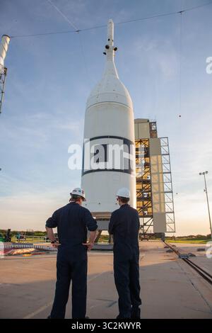 1er juillet 2019 - Cape Canaveral, FL, États-Unis d'Amérique - le système Orion Launch Abort System de la NASA installé au sommet d'un propulseur d'appoint Northrop Grumman est sécurisé au complexe de lancement 46 de la Station aérienne de Cape Canaveral en préparation du décollage le 1er juillet 2019 à Cape Canaveral, en Floride. Le test en vol devrait décoller le 2 juillet, marquant une étape importante dans le développement de la future génération de systèmes de lancement. (Crédit image : © Ben Smegelsky via ZUMA Wire) Banque D'Images