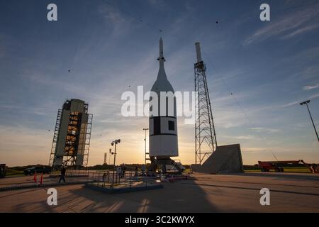 1er juillet 2019 - Cape Canaveral, FL, États-Unis d'Amérique - le système Orion Launch Abort System de la NASA installé au sommet d'un propulseur d'appoint Northrop Grumman est sécurisé au complexe de lancement 46 de la Station aérienne de Cape Canaveral en préparation du décollage le 1er juillet 2019 à Cape Canaveral, en Floride. Le test en vol devrait décoller le 2 juillet, marquant une étape importante dans le développement de la future génération de systèmes de lancement. (Crédit image : © Ben Smegelsky via ZUMA Wire) Banque D'Images