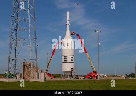 1er juillet 2019 - Cape Canaveral, FL, États-Unis d'Amérique - des techniciens préparent le système d'abandon de lancement Orion de la NASA pour le lancement au sommet d'un propulseur d'appoint Northrop Grumman sur la plate-forme de lancement 46 à la station aérienne de Cape Canaveral le 1er juillet 2019 à Cape Canaveral, en Floride. Le test en vol devrait décoller le 2 juillet, marquant une étape importante dans le développement de la future génération de systèmes de lancement. (Crédit image : © Ben Smegelsky via ZUMA Wire) Banque D'Images