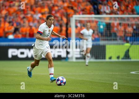 7 juillet 2019 - Lyon, France - L'attaquant américain TOBIN HEATH #17 dribble la balle sur le terrain lors de la finale de la Coupe du monde féminine au stade olympique de Lyon, en France. Les États-Unis battent les pays-Bas 2-0 (crédit image : © Mark Smith/ZUMA Wire) Banque D'Images