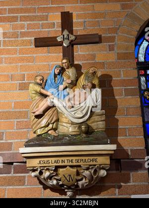 Jésus coucha dans le sépulcre. XIV station de la croix. Église catholique. Banque D'Images