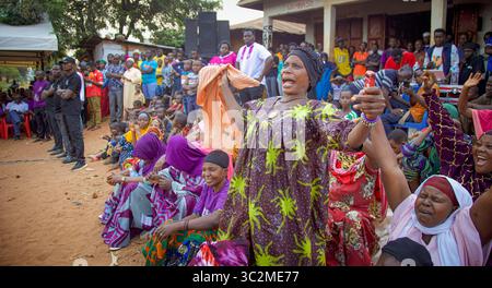 Une femme réagit avec émotion lors du rassemblement politique du parti ACT Wazalendo à Kigoma, en Tanzanie, le 21 juin 2025 Banque D'Images
