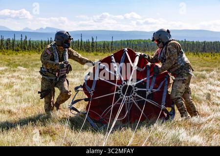 Le 4 juillet 2019 - Talkeetna, Alaska, États-Unis - Alaska Army National Guard UH-60 Blackhawk équipages du 1er au 207th Aviation opèrent en soutien aux équipages du Département des forêts pour combattre un incendie de forêt à Montana Creek près de Talkeetna, Alaska le 4 juillet 2019. (Crédit image : © U.S. Army/ZUMA Wire/ZUMAPRESS.com) Banque D'Images