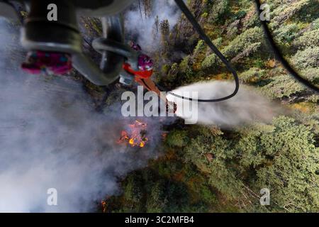 Le 4 juillet 2019 - Talkeetna, Alaska, États-Unis - Alaska Army National Guard UH-60 Blackhawk équipages du 1er au 207th Aviation opèrent en soutien aux équipages du Département des forêts pour combattre un incendie de forêt à Montana Creek près de Talkeetna, Alaska le 4 juillet 2019. (Crédit image : © U.S. Army/ZUMA Wire/ZUMAPRESS.com) Banque D'Images
