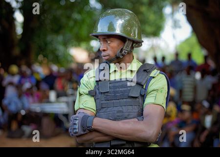 Un policier se tient sur ses gardes lors d’un rassemblement politique dans la région de Ruvuma, en Tanzanie, le 9 juillet 2025 Banque D'Images
