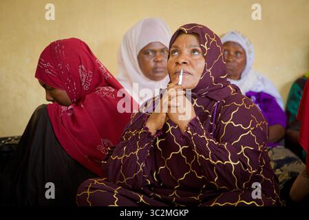 Une femme réagit avec émotion lors du rassemblement politique du parti ACT Wazalendo à Kigoma, en Tanzanie, le 23 juin 2025 Banque D'Images