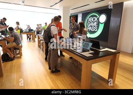 11 juillet 2019 - Londres, Royaume-Uni - les clients peuvent découvrir les nouvelles technologies proposées à l'occasion de l'ouverture du nouveau magasin phare Microsoft à Oxford Circus, à Londres. (Crédit image : © Keith Mayhew/SOPA images via ZUMA Wire) Banque D'Images