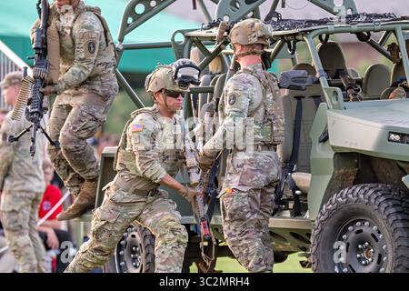 Soldats du 3e régiment d'infanterie (3e régiment d'infanterie) Mock Battle Army Tattoo Arlington Virginia // ARLINGTON, Virginie — des soldats du 3e régiment d'infanterie des États-Unis, « The Old Guard », mènent une démonstration de bataille simulée en utilisant des équipements modernes et des munitions blanches pendant le Twilight Tattoo de l'armée américaine. Cette unité cérémonielle, qui escorte également le président, effectue des démonstrations tactiques mettant en valeur les traditions et les capacités de l'armée. Le concours militaire a lieu à Summerall Field sur la base commune Myer-Henderson Hall. Cette base, adjacente au cimetière national d'Arlington, sert de quartier général à de nombreux cere militaires Banque D'Images