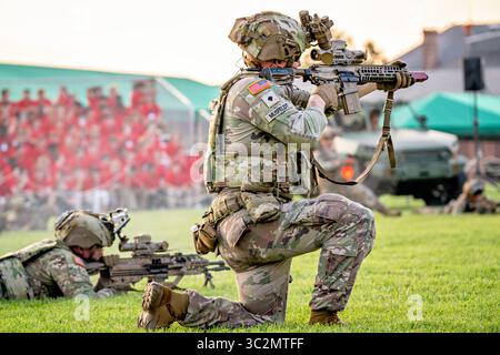3d US Infantry Regiment Mock Battle Tattoo Arlington Virginie // ARLINGTON, Virginie — des soldats du 3d U.S. Infantry Regiment, « The Old Guard », mènent une démonstration de combat simulé de munitions blanches. Le Twilight Tattoo de l'armée américaine est un concours militaire mettant en valeur les traditions de l'armée. La vieille Garde est l'unité cérémonielle officielle de l'armée et l'escorte présidentielle. Tenu à Summerall Field sur la base interarmées Myer-Henderson Hall, ce carrefour militaire cérémoniel est près du cimetière national d'Arlington. Banque D'Images