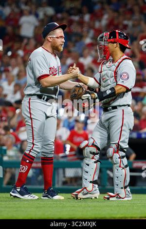 12 juillet 2019 : le lanceur de secours des Nationals de Washington, Sean Doolittle (63 ans), célèbre la victoire avec le receveur Kurt Suzuki (28 ans) lors du match MLB entre les Nationals de Washington et les Phillies de Philadelphie au Citizens Bank Park à Philadelphie, en Pennsylvanie. Christopher Szagola/CSM(image de crédit : &copy ; Chris Szagola/CSM via ZUMA Wire) Banque D'Images