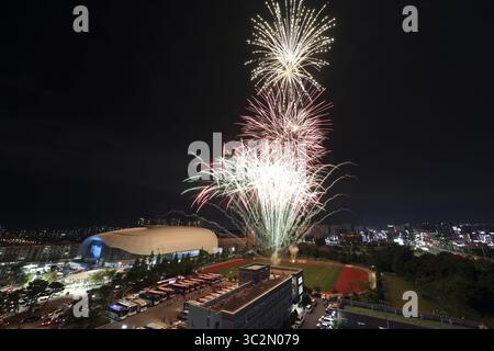 12 juillet 2019 - Gwangju, CORÉE DU SUD - 12 juillet 2019 - Gwangju, Corée du Sud - des feux d'artifice explosent lors de la cérémonie d'ouverture des 18e Championnats du monde de la FINA au gymnase Universiade sur le campus de l'Université féminine de Kwangju à Gwangju, à 330 kilomètres au sud de Séoul, le 12 juillet 2019. (Crédit image : © FINA Gwangju 2019 via ZUMA Wire) Banque D'Images
