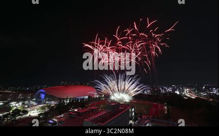 12 juillet 2019 - Gwangju, CORÉE DU SUD - 12 juillet 2019 - Gwangju, Corée du Sud - des feux d'artifice explosent lors de la cérémonie d'ouverture des 18e Championnats du monde de la FINA au gymnase Universiade sur le campus de l'Université féminine de Kwangju à Gwangju, à 330 kilomètres au sud de Séoul, le 12 juillet 2019. (Crédit image : © FINA Gwangju 2019 via ZUMA Wire) Banque D'Images