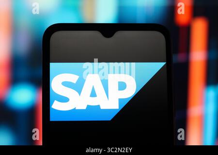 Dans cette illustration photo, le logo SAP se est affiché sur l'écran d'un smartphone. Banque D'Images
