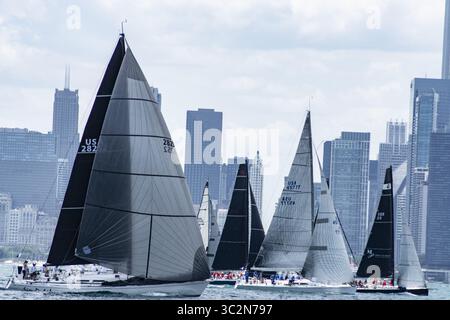 13 juillet 2019 - USA - 270 bateaux avec 2300 marins ont pris la mer de Chicago hier et aujourd'hui à Mackinac Island, Michigan dans la 111e course de la course à Mackinac. Trois flottes de bateaux de croisière ont quitté hier, la majorité des voiliers de course plus élégants ont commencé aujourd'hui sous des voiles de spinnaker colorées. La 111ème course de cette course est la plus longue course en eau douce au monde avec 333 miles. Pour suivre le suivi des bateaux en ligne, rendez-vous sur https://yb.tl/chicagomac2019. (Crédit image : © Karen I. Hirsch/ZUMA Wire) Banque D'Images