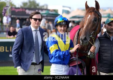 Hardy Warrior avec le jockey Dylan Browne McMonagle (deuxième à gauche) et l'entraîneur Joseph O'Brien (à gauche) après avoir remporté le Frank Conroy Irish EBF Maiden à Leopardstown Racecourse, Dublin, Irlande. Date de la photo : jeudi 24 juillet 2025. Banque D'Images