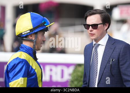 Le jockey Dylan Browne McMonagle (à gauche) et l'entraîneur Joseph O'Brien après avoir remporté le Frank Conroy Irish EBF Maiden à Leopardstown Racecourse, Dublin, Irlande. Date de la photo : jeudi 24 juillet 2025. Banque D'Images