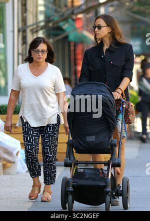 15 juillet 2019 - New York, New York, États-Unis - la mannequin IRINA SHAYK et sa mère Olga Shaykhlislamova emmènent sa fille Lea de Seine Shayk Cooper pour une promenade dans le West Village de New York. (Crédit image : © Mike Reed/Ace Pictures via ZUMA Press) Banque D'Images
