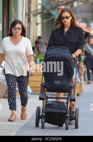 15 juillet 2019 - New York, New York, États-Unis - la mannequin IRINA SHAYK et sa mère Olga Shaykhlislamova emmènent sa fille Lea de Seine Shayk Cooper pour une promenade dans le West Village de New York. (Crédit image : © Mike Reed/Ace Pictures via ZUMA Press) Banque D'Images