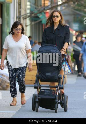 15 juillet 2019 - New York, New York, États-Unis - la mannequin IRINA SHAYK et sa mère Olga Shaykhlislamova emmènent sa fille Lea de Seine Shayk Cooper pour une promenade dans le West Village de New York. (Crédit image : © Mike Reed/Ace Pictures via ZUMA Press) Banque D'Images