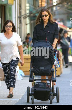 15 juillet 2019 - New York, New York, États-Unis - la mannequin IRINA SHAYK et sa mère Olga Shaykhlislamova emmènent sa fille Lea de Seine Shayk Cooper pour une promenade dans le West Village de New York. (Crédit image : © Mike Reed/Ace Pictures via ZUMA Press) Banque D'Images