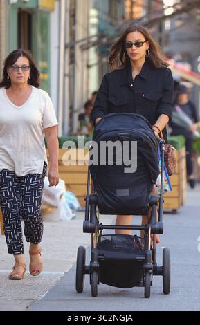 15 juillet 2019 - New York, New York, États-Unis - la mannequin IRINA SHAYK et sa mère Olga Shaykhlislamova emmènent sa fille Lea de Seine Shayk Cooper pour une promenade dans le West Village de New York. (Crédit image : © Mike Reed/Ace Pictures via ZUMA Press) Banque D'Images