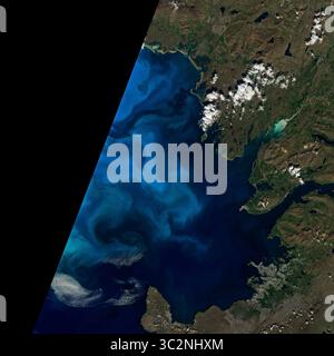 Il n'y a rien d'inhabituel dans cette touche de couleur de mi-été dans les eaux au large de l'Islande. Juillet 2019 a apporté la dernière démonstration d'une floraison de phytoplancton qui se produit chaque année dans l'océan Atlantique Nord. Pourtant, nous ne nous lassons jamais de le regarder. Les fleurs tracent les modèles de l'écoulement de l'eau de surface de la journée, et il n'y a pas deux vues identiques. Le spectroradiomètre imageur à résolution modérée (MODIS) du satellite Aqua de la NASA a acquis l'image large de la bloom (en haut) le 6 juillet 2019. La deuxième image montre une vue détaillée du 7 juillet (photo), acquise avec l'imageur terrestre opérationnel (OLI) sur Landsat 8. Banque D'Images