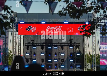 Marquage des DEL avant sur scène. La bannière Coca-Cola Real Magic brille brillamment sur le mur LED de la scène de concert pendant le spectacle du soir. Concept de marque Coca-Cola Banque D'Images
