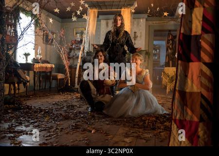 DATE DE SORTIE : 25 décembre 2019 TITRE : Little Women STUDIO : Columbia Pictures RÉALISATEUR : Greta Gerwig INTRIGUE : quatre soeurs arrivent à l'âge adulte en Amérique au lendemain de la guerre civile AVEC : EMMA WATSON dans le rôle de Meg March, FLORENCE PUGH dans le rôle d'Amy March, SAOIRSE RONAN dans le rôle de JO March. (Crédit image : © Columbia Pictures/Entertainment Pictures/ZUMAPRESS.com) Banque D'Images