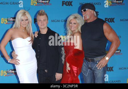 Las Vegas, États-Unis. 07 décembre 2005. THE HOGAN FAMILYAu's les Billboard Music Awards 2005 au MGM Grand Hotel. Las Vegas, Nevada, États-Unis, 6 décembre 2005. Demi-longueur robe blanche sans bretelles Hulk Brooke Ref : MOO www.capitalpictures.com sales@capitalpictures.com crédit : Capital Pictures/Alamy Live News Banque D'Images
