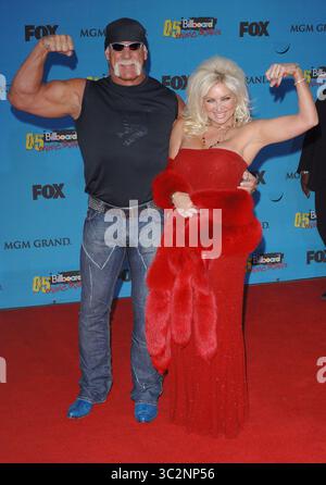Las Vegas, États-Unis. 07 décembre 2005. HULK HOGAN & WIFEAt les Billboard Music Awards 2005 au MGM Grand Hotel. Las Vegas, Nevada, États-Unis, 6 décembre 2005. Lunettes de soleil muscule Moustache bras flexible pleine longueur Ref : MOO www.capitalpictures.com sales@capitalpictures.com crédit : Capital Pictures/Alamy Live News Banque D'Images