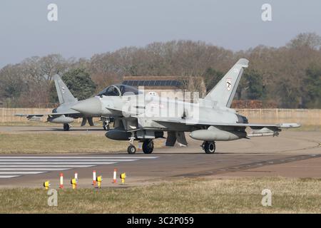 Typhon FGR4 de la RAF du 11e escadron la voie de circulation sud de la RAF Coningsby dans le Lincolnshire. Banque D'Images