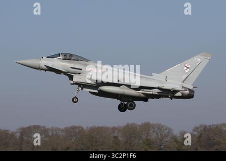 Le typhon FGR4 de la RAF débarque à la RAF Coningsby. Banque D'Images