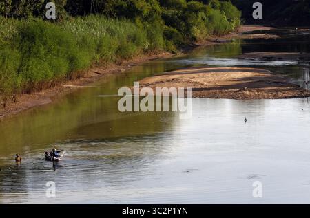 19 juillet 2019 - Phichit, Thaïlande - Un villageois thaïlandais pêchant dans la rivière Yom pendant une saison de sécheresse dans la province de Phichit, au nord de Bangkok..la Thaïlande est en proie à sa pire sécheresse depuis plus de 20 ans, avec des niveaux d'eau dans les plus grands barrages, lacs et rivières du pays inférieurs à 10 pour cent. (Crédit image : © Chaiwat Subprasom/SOPA images via ZUMA Wire) Banque D'Images