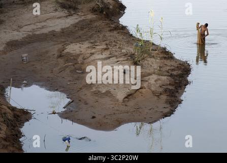 19 juillet 2019 - Phichit, Thaïlande - Un garçon dégage son filet de pêche dans la rivière Yom pendant une saison de sécheresse dans la province de Phichit, au nord de Bangkok..la Thaïlande est en proie à sa pire sécheresse depuis plus de 20 ans, avec des niveaux d'eau dans les plus grands barrages, lacs et rivières du pays inférieurs à 10 pour cent. (Crédit image : © Chaiwat Subprasom/SOPA images via ZUMA Wire) Banque D'Images