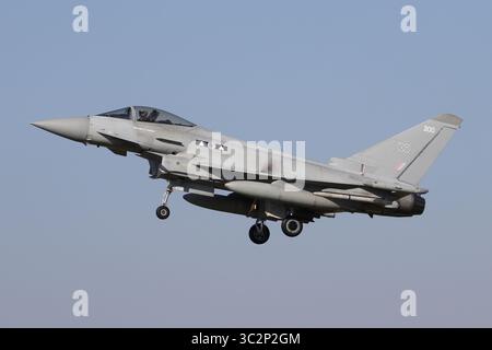 Le typhon FGR4 de la RAF marqué pour le 2e Sqn débarquement à RAF Coningsby dans le Lincolnshire. Banque D'Images