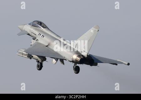 Le typhon FGR4 de la RAF marqué pour le 2e Sqn débarquement à RAF Coningsby dans le Lincolnshire. Banque D'Images