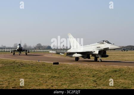 Typhon FGR4 de la RAF du 11 Squadron The Southern taxiway à RAF Coningsby dans le Lincolnshire. Banque D'Images