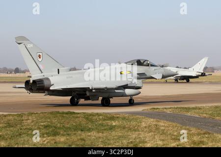 Typhon FGR4 de la RAF du 11 Squadron The Southern taxiway à RAF Coningsby dans le Lincolnshire. Banque D'Images