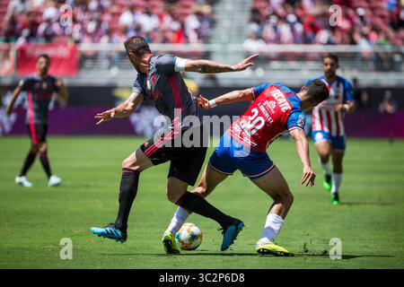 20 juillet 2019, Santa Clara, Californie, États-Unis : S.L. Benfica JARDEL (33) tente de voler le ballon à C.D. Guadalajara El TEPA (30) lors de la Coupe internationale des Champions 2019 au Levi’s Stadium. (Crédit image : © Stan Olszewski/ZUMA Wire) Banque D'Images