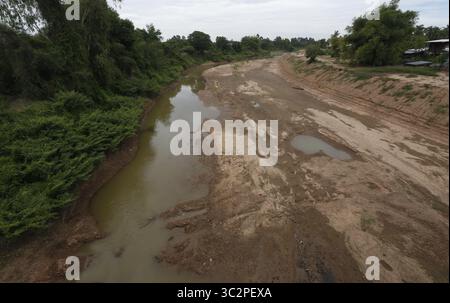 22 juillet 2019 - Phichit, Thaïlande - Une vue de la rivière Yom pendant une saison de sécheresse (maintenant saison des pluies) dans la province de Phichit, au nord de Bangkok..la Thaïlande est en proie à sa pire sécheresse depuis plus de 20 ans, avec des niveaux d'eau dans les plus grands barrages, lacs et rivières du pays inférieurs à 10 pour cent. (Crédit image : © Chaiwat Subprasom/SOPA images via ZUMA Wire) Banque D'Images