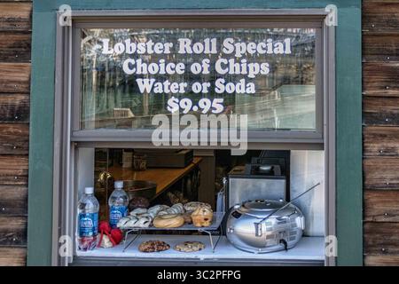 7 septembre 2005 - Bar Harbor, Maine, États-Unis - Une vitrine de restaurant à Bar Harbor, Maine, affichage et publicité, nourriture et boissons à vendre. (Crédit image : © Arnold Drapkin/ZUMA Wire) Banque D'Images
