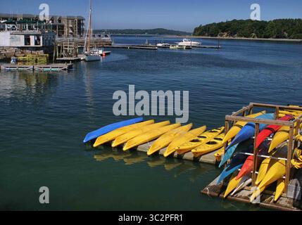 7 septembre 2005 - Bar Harbor, Maine, États-Unis - Racks de kayaks colorés à louer sur le rivage à Bar Harbor, Maine, une destination touristique préférée. (Crédit image : © Arnold Drapkin/ZUMA Wire) Banque D'Images