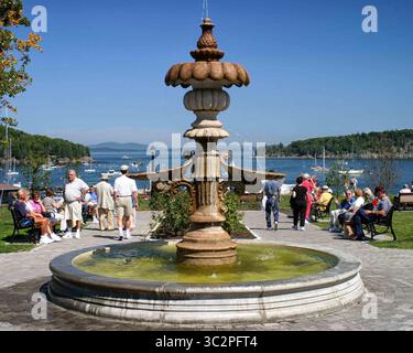 7 septembre 2005 - Bar Harbor, Maine, États-Unis - Une fontaine à Bar Harbor, Maine, dans un parc près du port où les voyageurs se reposent sur des bancs. (Crédit image : © Arnold Drapkin/ZUMA Wire) Banque D'Images