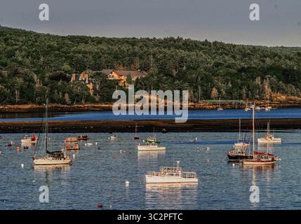 7 septembre 2005 - Bar Harbor, Maine, États-Unis - Une variété de bateaux sont ancrés dans la baie à l'extérieur de Bar Harbor, Maine, une destination touristique préférée. (Crédit image : © Arnold Drapkin/ZUMA Wire) Banque D'Images