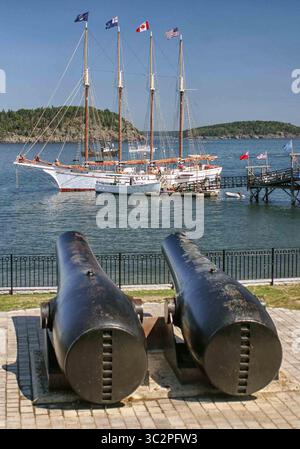 7 septembre 2005 - Bar Harbor, Maine, États-Unis - canon antique sur le chemin de la rive du port à Bar Harbor, Maine, avec la goélette touristique à quatre mâts Margaret Todd au loin. Bar Harbor est une destination touristique préférée. (Crédit image : © Arnold Drapkin/ZUMA Wire) Banque D'Images