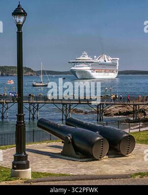 7 septembre 2005 - Bar Harbor, Maine, États-Unis - canon antique sur le chemin de rive du port à Bar Harbor, Maine, avec un navire de croisière à l'ancre dans la distance. Bar Harbor est une destination touristique préférée. (Crédit image : © Arnold Drapkin/ZUMA Wire) Banque D'Images