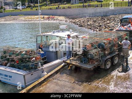 7 septembre 2005 - Bar Harbor, Maine, États-Unis - deux pêcheurs déchargent des casiers à homard de leur bateau sur les quais de Bar Harbor, Maine, une destination touristique préférée. (Crédit image : © Arnold Drapkin/ZUMA Wire) Banque D'Images