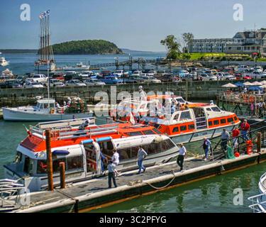 7 septembre 2005 - Bar Harbor, Maine, États-Unis - le bateau de croisière lance foule les quais de Bar Harbor, Maine. La région est une destination touristique préférée. (Crédit image : © Arnold Drapkin/ZUMA Wire) Banque D'Images